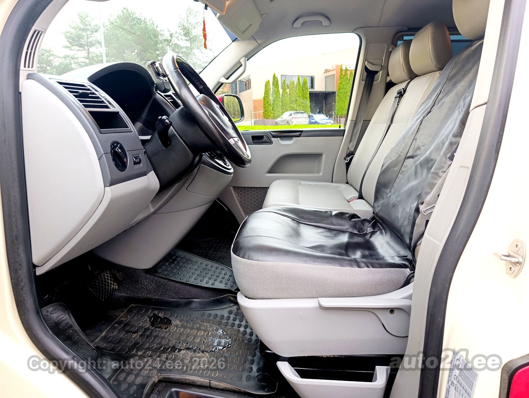Volkswagen Caravelle 2010 — photo 13