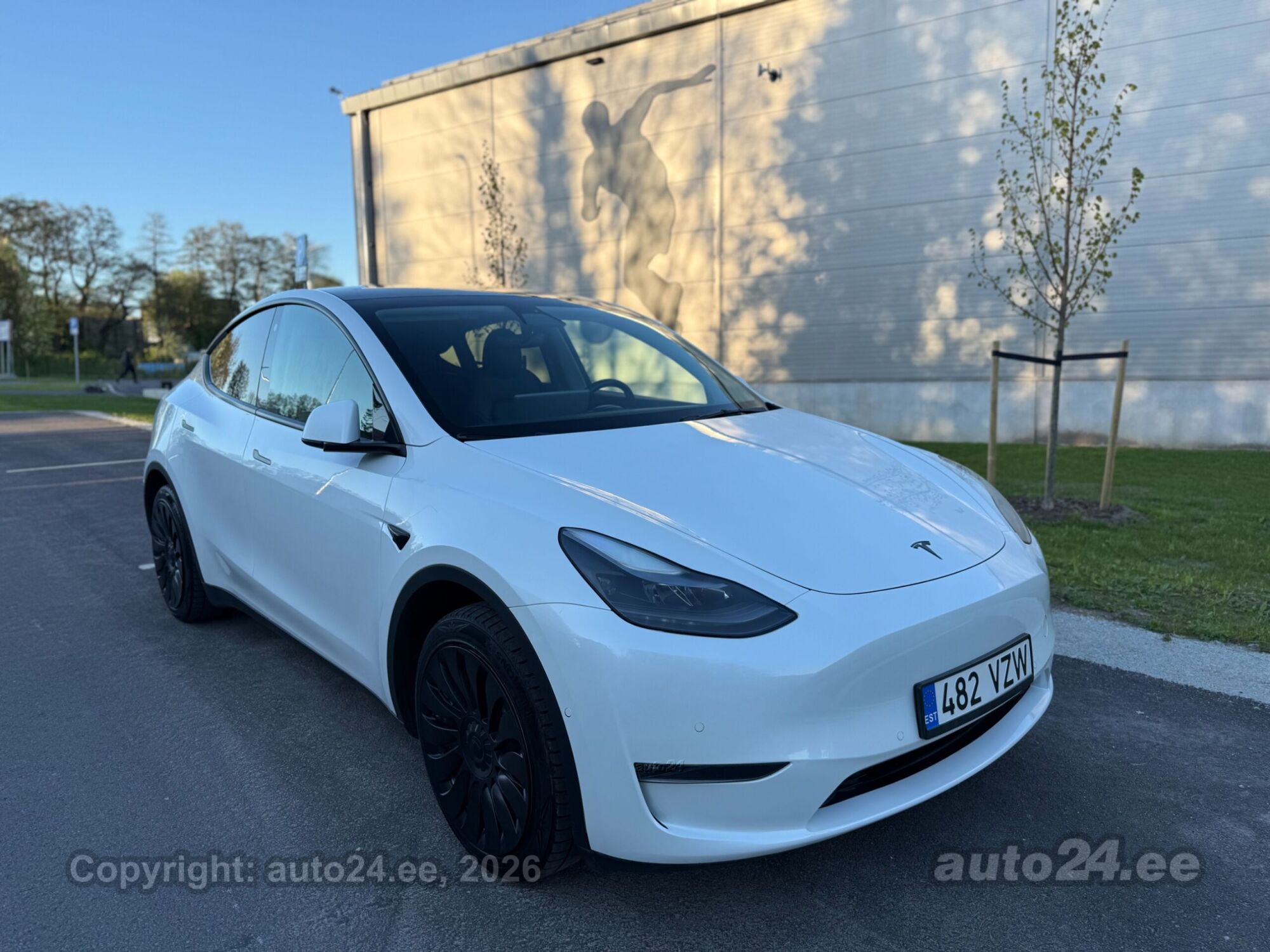 Tesla Model Y - 1