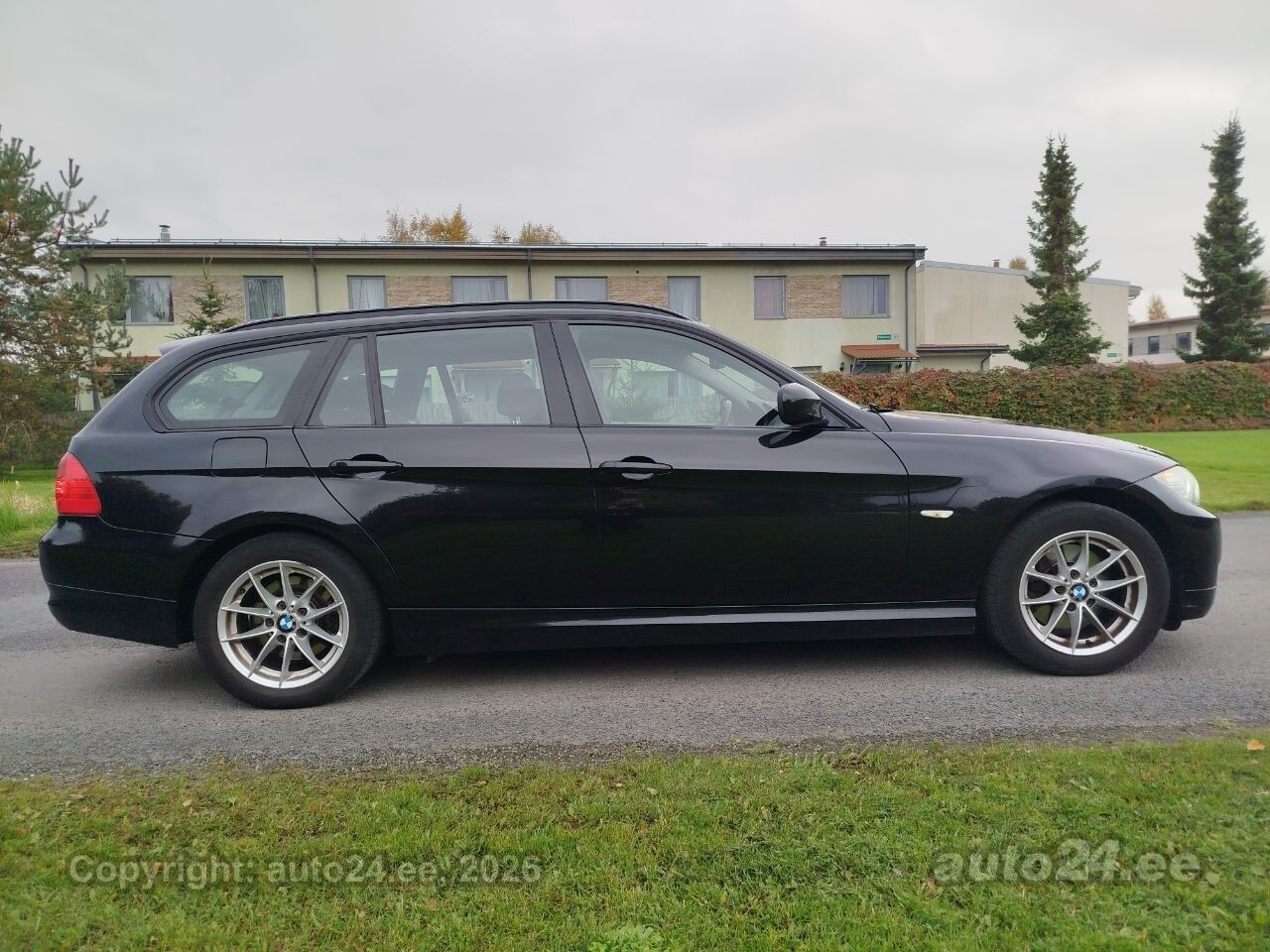 BMW 3 Series 2011 — photo 8