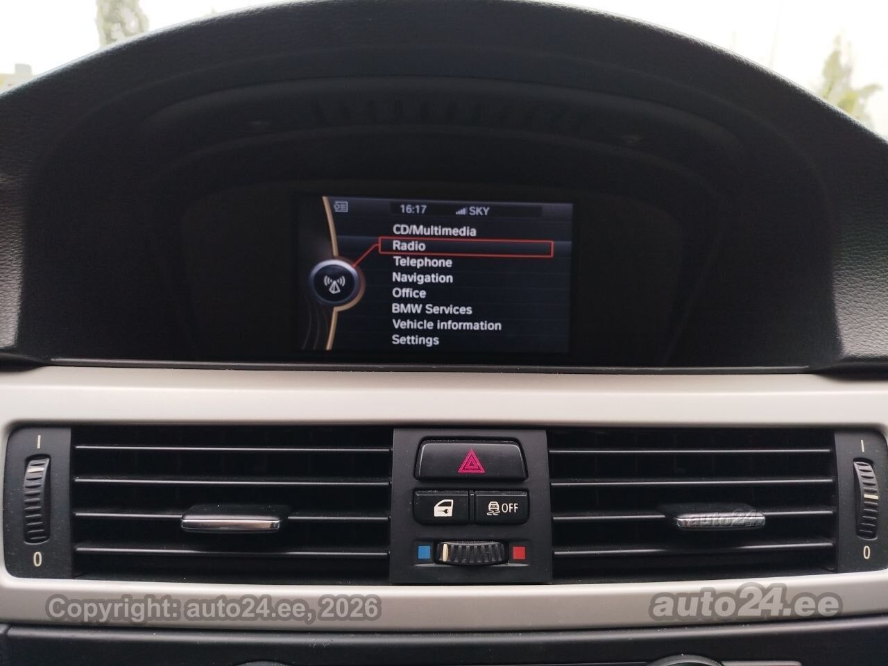 BMW 3 Series 2011 — photo 14