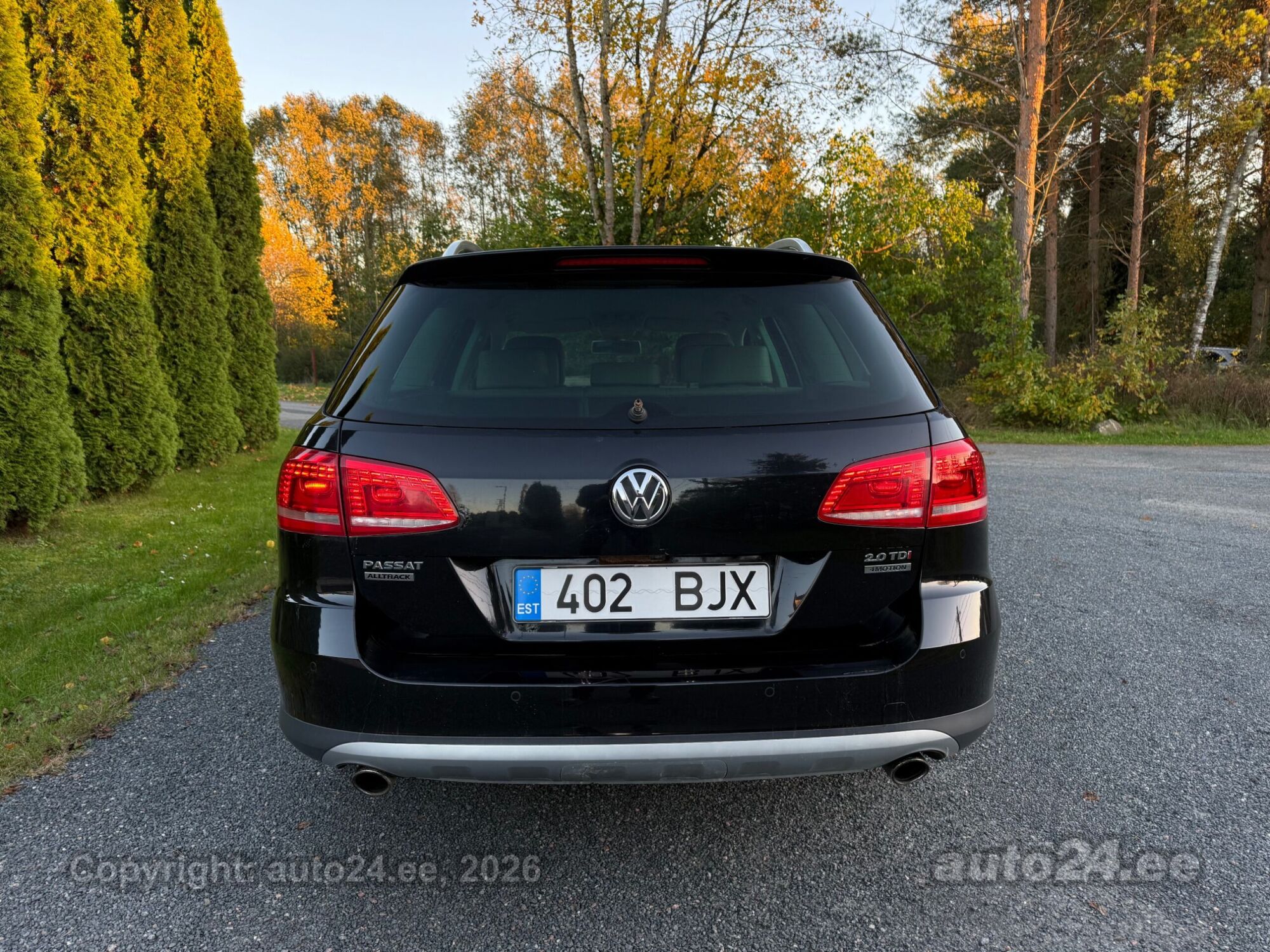 Volkswagen Passat 2013 — rear view