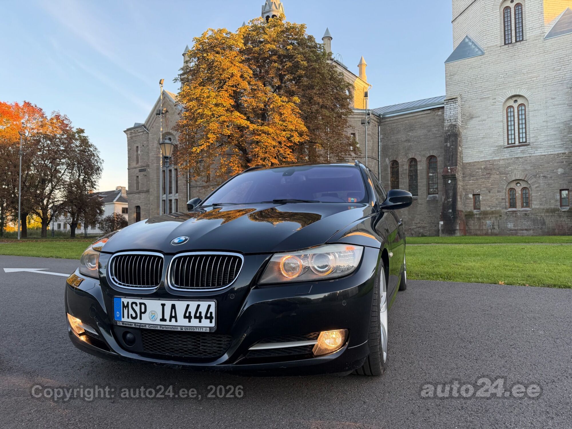 BMW 3 Series 2010 — салон