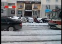 VIDEO: Jekaterinburgis sikutas tramm hangest välja Mercedese 