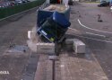 VIDEO: Lahtised betoonplokid ei peata kihutavat veoautot
