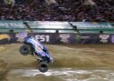 Monster truck tegi maailma esimese front flipi