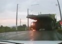 VIDEO: Belaz sõitis raudtee kõrgepingeliini