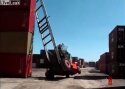 VIDEO: Merekonteineri tõstmine pole käkitegu