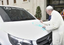 Paavst signeeris esimese Argentiinas toodetud Mercedes-Benz Vito