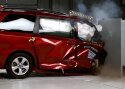 Toyota mahtuniversaal põrus väikese ülekattega avariitestis