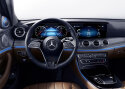 Mercedes loobub roolinuppudest