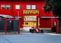 F1: Leclerc sõitis Ferrari F1 autoga Maranello tänavatel