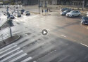 VIDEO. Lubadeta juht sõidab „punasega“ ristmikule ja põhjustab ohtliku kokkupõrke