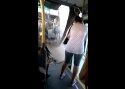 VIDEO: Liigendbuss rebenes sõidu ajal pooleks
