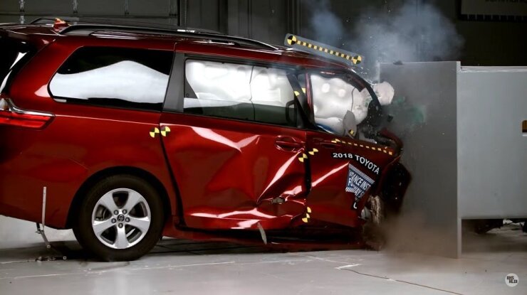 Toyota mahtuniversaal põrus väikese ülekattega avariitestis