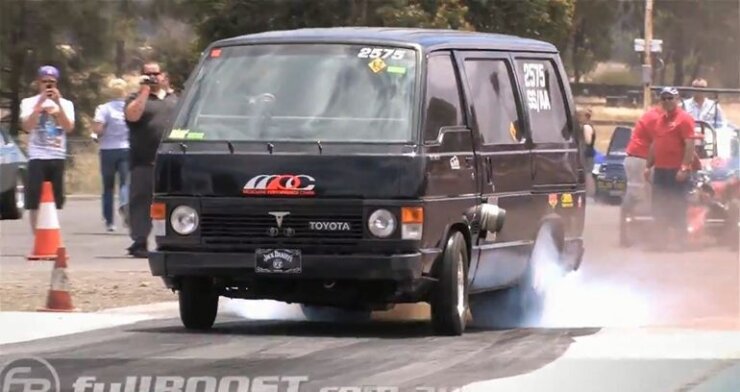 VIDEO: Toyota Hiace kihutab veerandmiili 8 sekundiga