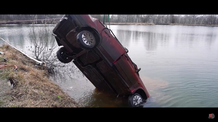 VIDEO: Kas pool aastat vee all olnud auto läheb käima?