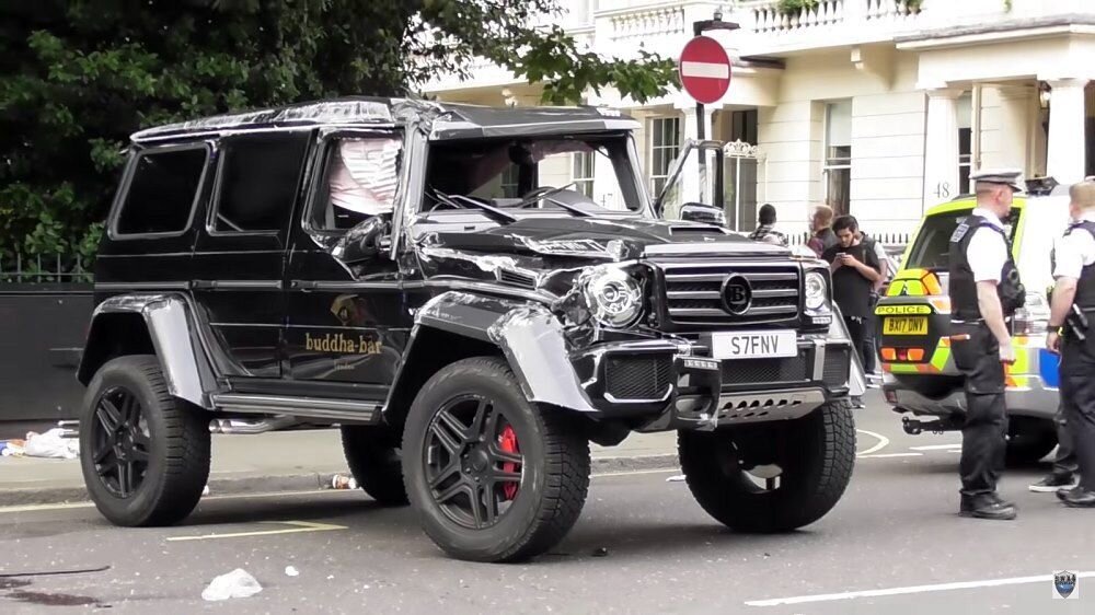 Toyota Prius ajas Brabus G500 4x4 külili