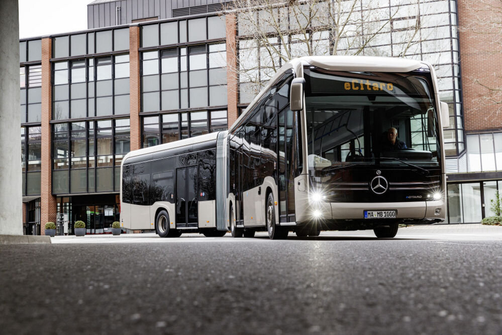 Mercedese elektrilõõtsbuss saab tahkeaku