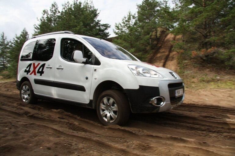 Peugeot hakkab pakkuma rasketesse teeoludesse nelikveolisi autosid