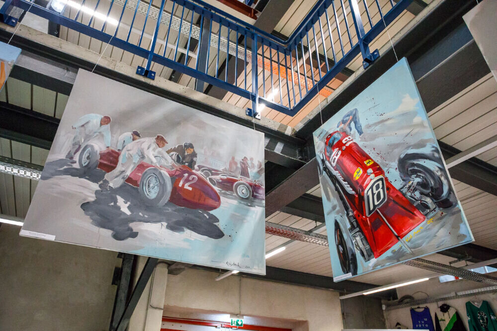 Mootorispordimuuseumis avati Kaili Aaviku automaalide näitus