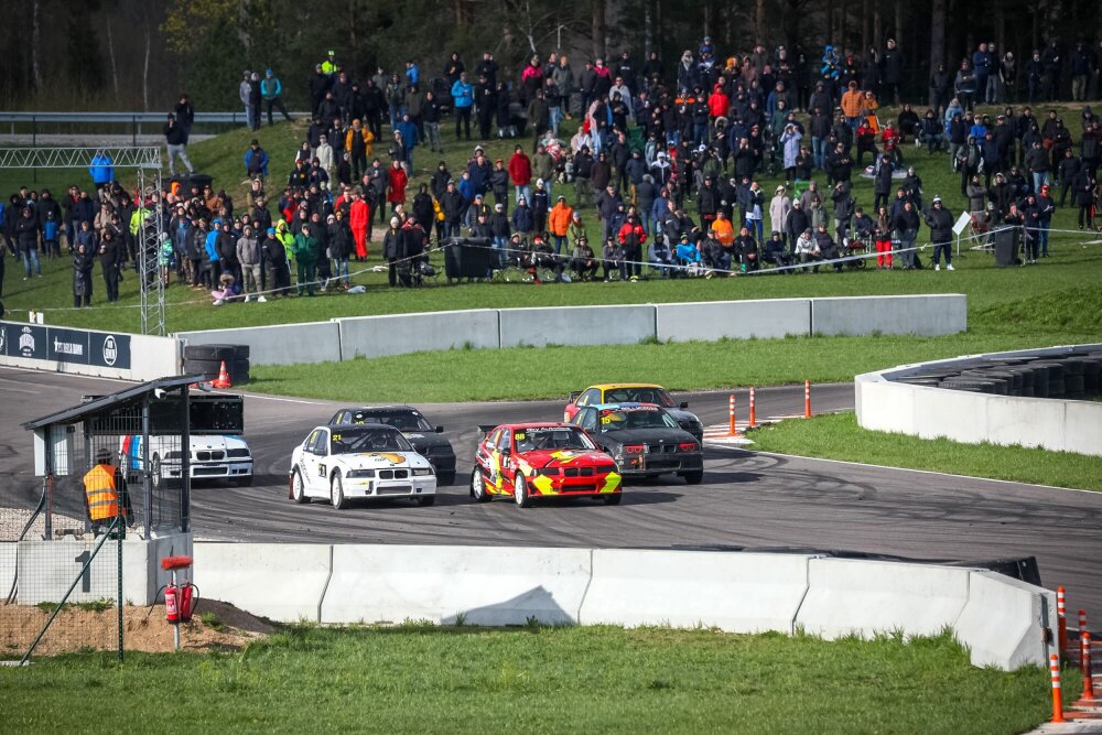 Kolm rallikrossi EM-etapi finalisti stardib laupäeval Raassillas. Tulekul otseülekanne