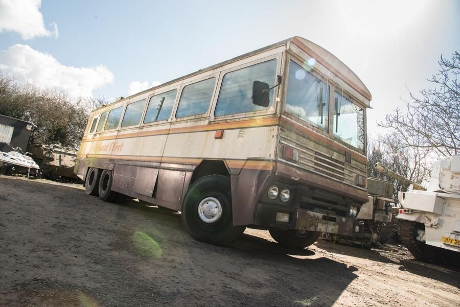 Margaret Thatcheri soomustatud buss ootab ostjaid