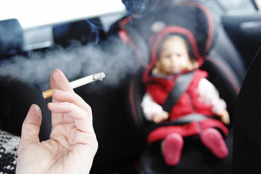 Inglismaal ei tohi laste juuresolekul autos suitsetada