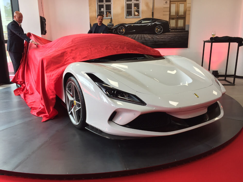 FOTOD. Tallinnast saab nüüd uusi Ferrarisid osta