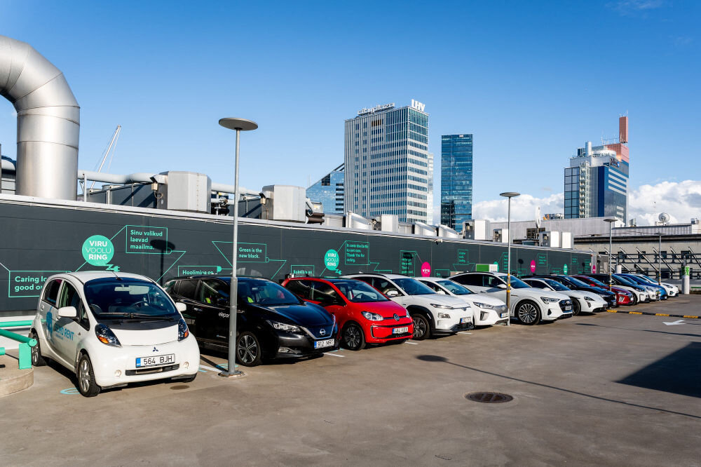 Viru Keskuses avati Eesti suurim elektriautode laadimisala