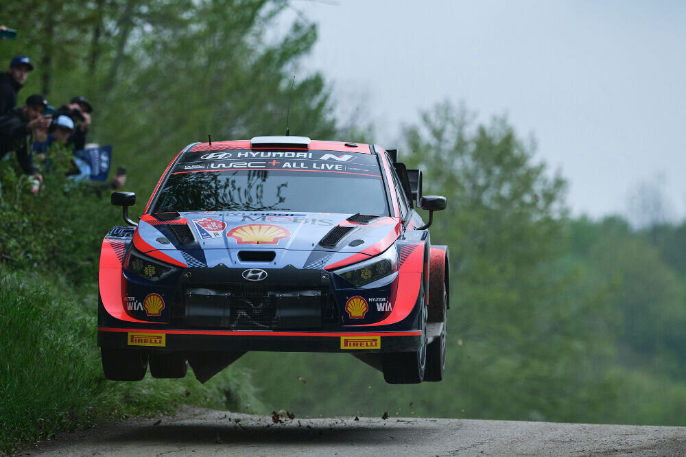 Tänak tõusis teiseks, liidrina jätkab Rovanperä