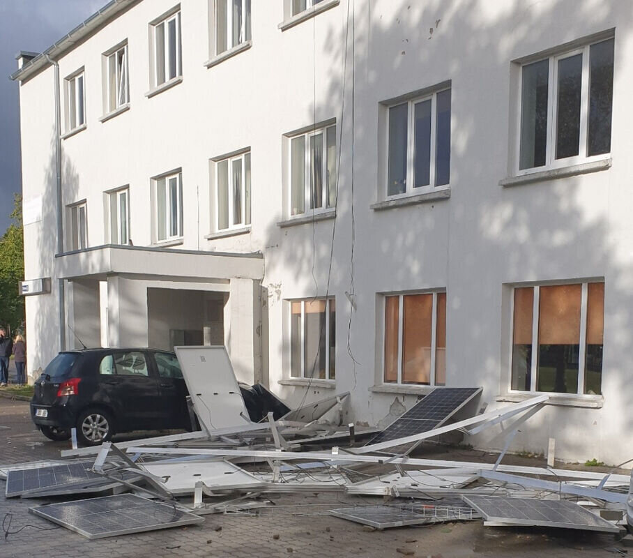 Tormis lendu tõusnud päikesepaneelid augustasid auto katuse 