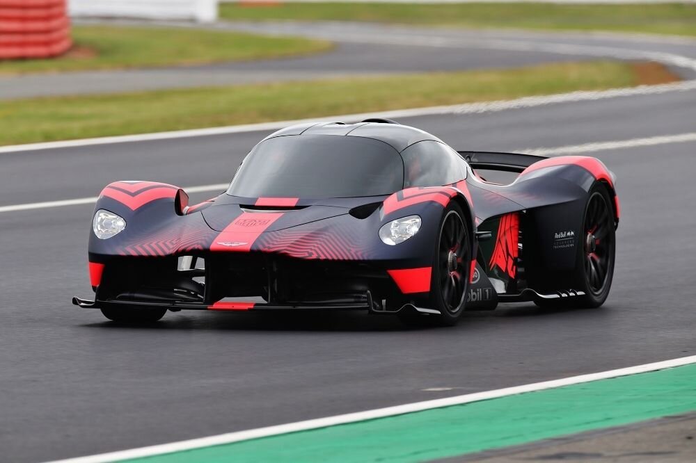 Red Bull jätkab Aston Martin Valkyrie arendamist