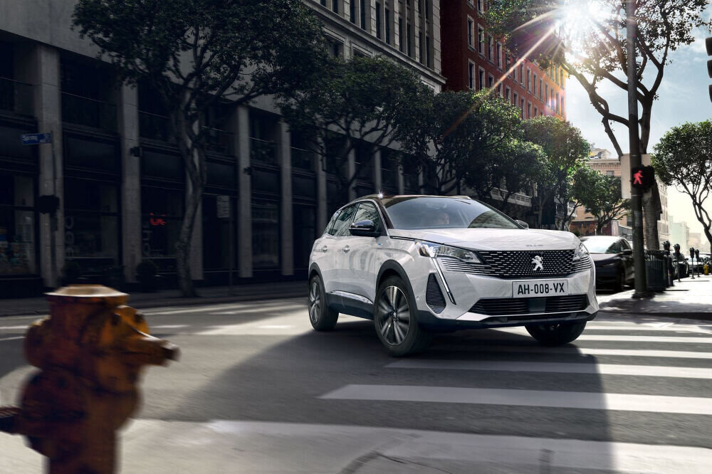 Peugeot 3008: öövaatlusseade ja elektriline nelikvedu