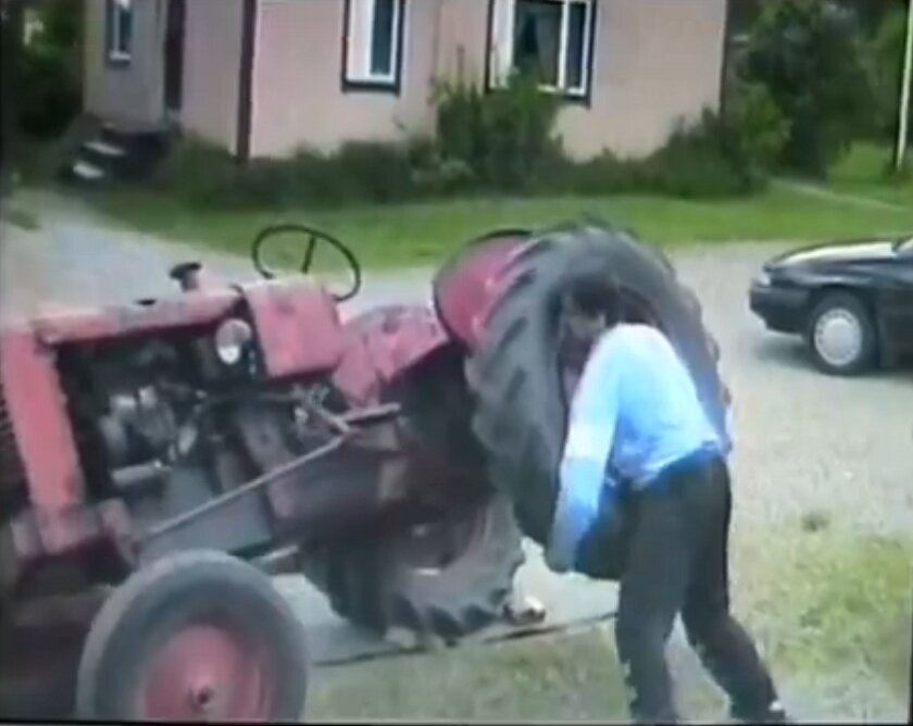 VIDEO: Soome metsamees lükkas traktori külili