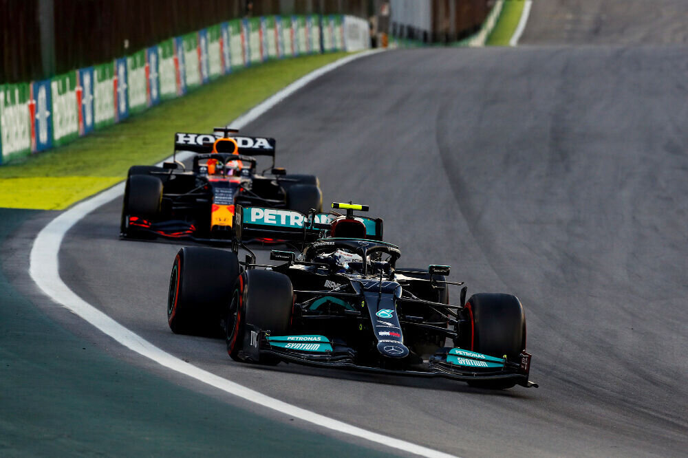 Bottas võitis sprindi, Hamilton sai karistada
