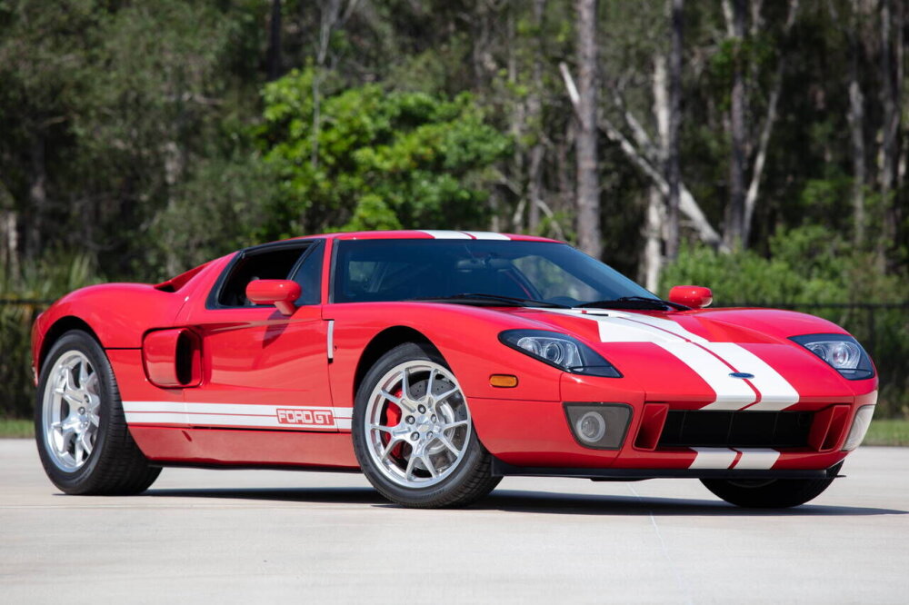 Lauluväljakul näeb haruldasi Ford GT superautosid ja custom-mootorrattaid