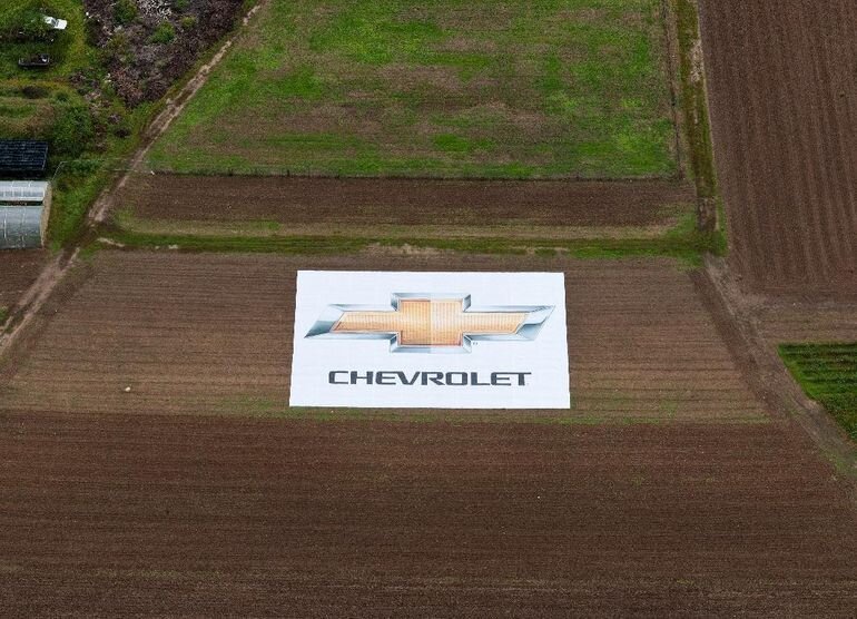 Chevrolet tervitab hiidsuure logoga