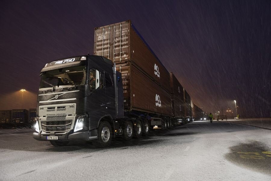 VIDEO: Volvo FH16 tõmbas paigast 750 tonni