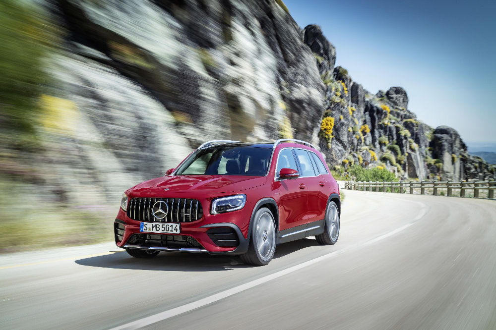 Veel üks kiire Mercedese linnadžiip