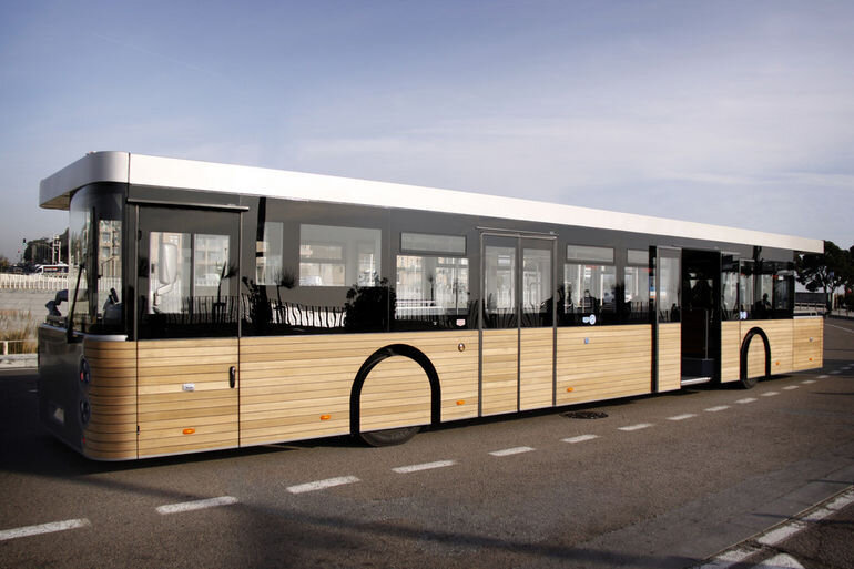 Cobus lõi kahe juhiruumiga turismibussi