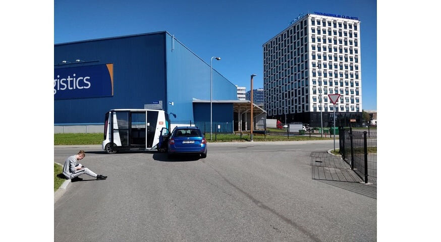 Tallinnas juhtus isejuhtiva sõidukiga avarii