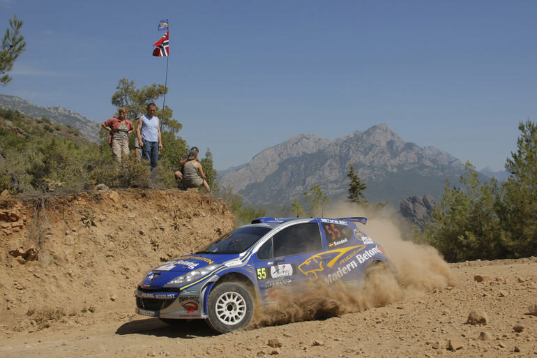 Tippklassi ralliauto Peugeot' keskustes
