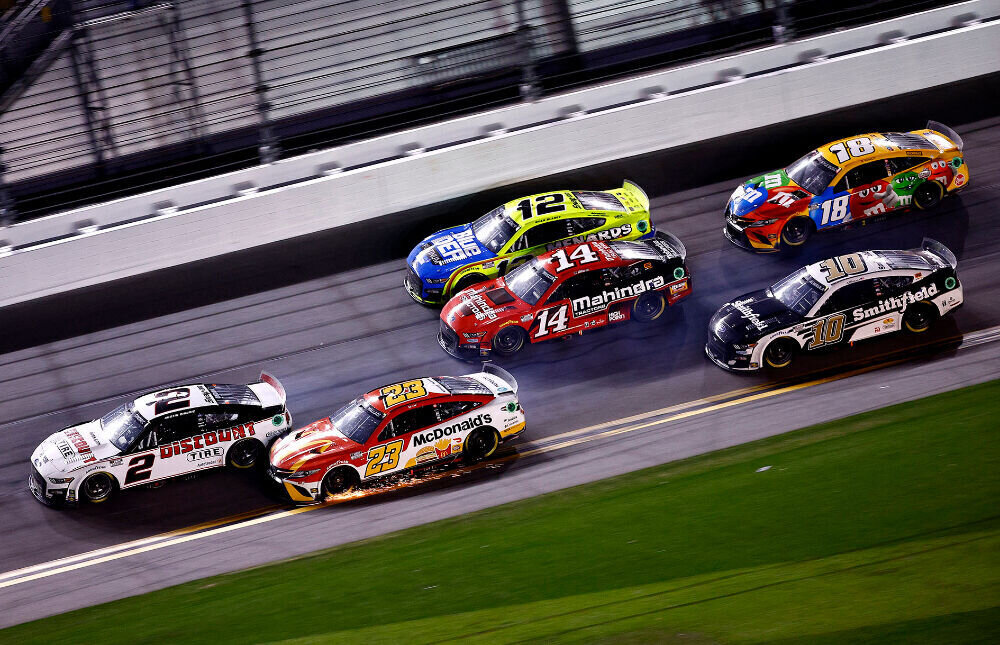 Daytona 500 miili sõit võideti ülinapi vahega