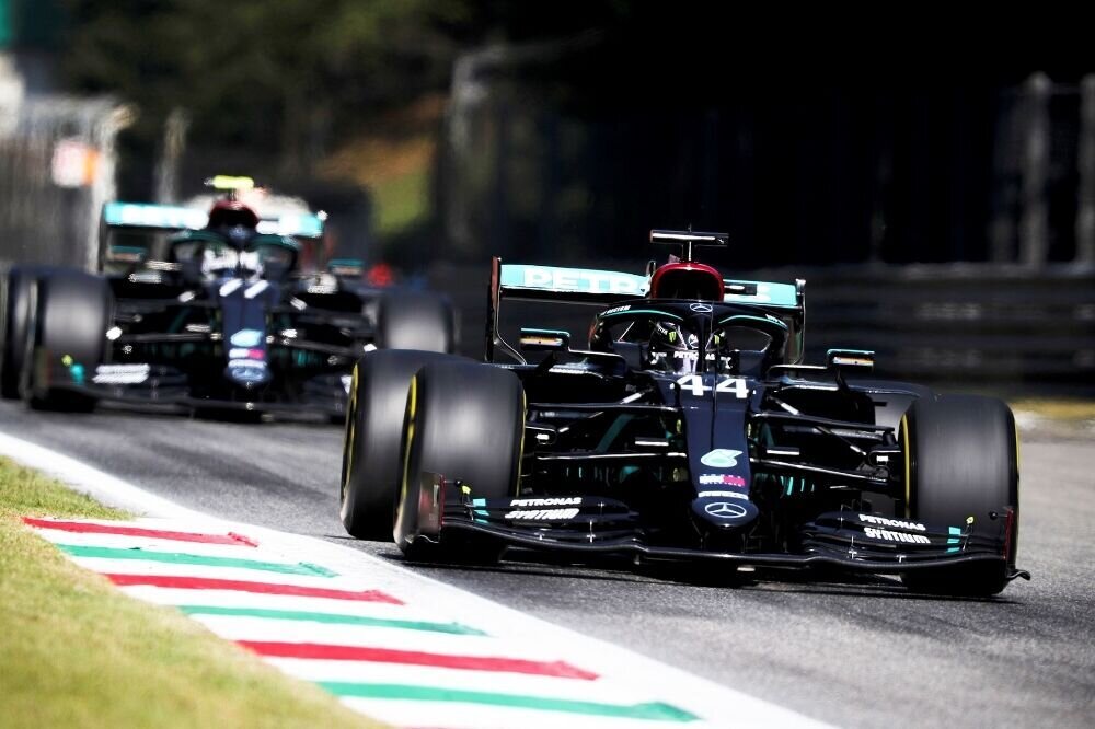 F1: Vabatreeninguid valitsesid Mercedese sõitjad
